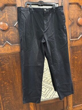 Amazon Essentials Men's Classic-Fit Wrinkle-Resistant Flat-Front Chino Pant